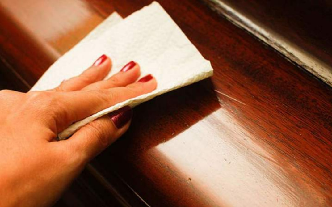 Làm sạch bàn ghế gỗ bằng bình xịt đánh bóng