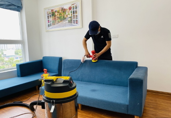 Loại bỏ bụi bẩn trước khi làm sạch sâu ghế sofa