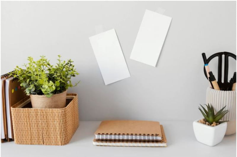 Sắp xếp bàn làm việc theo màu sắc đồ vật