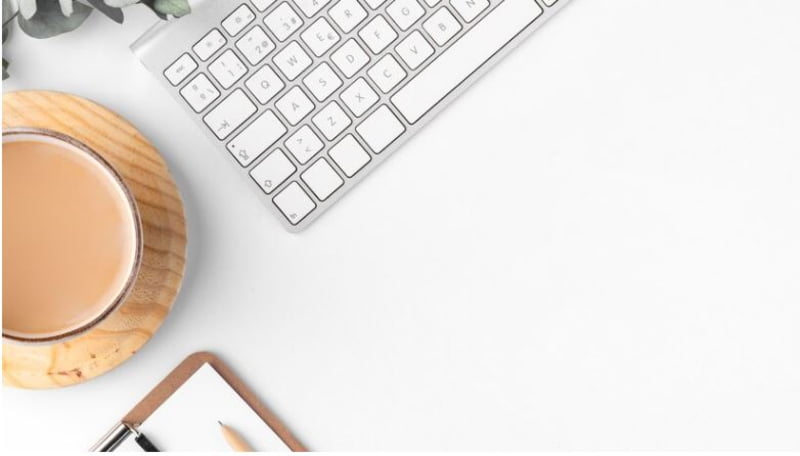 Tại trung tâm bàn làm việc