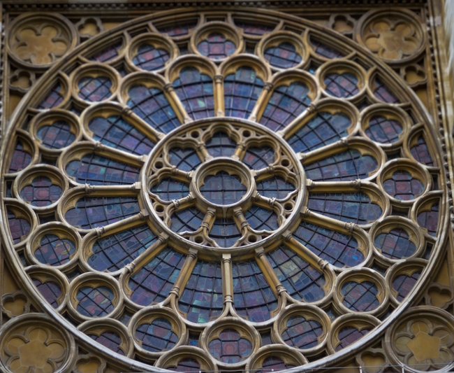 Kiến trúc Gothic sử dụng hoa văn phức tạp