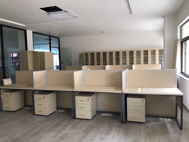 bàn văn phòng vách ngăn gỗ