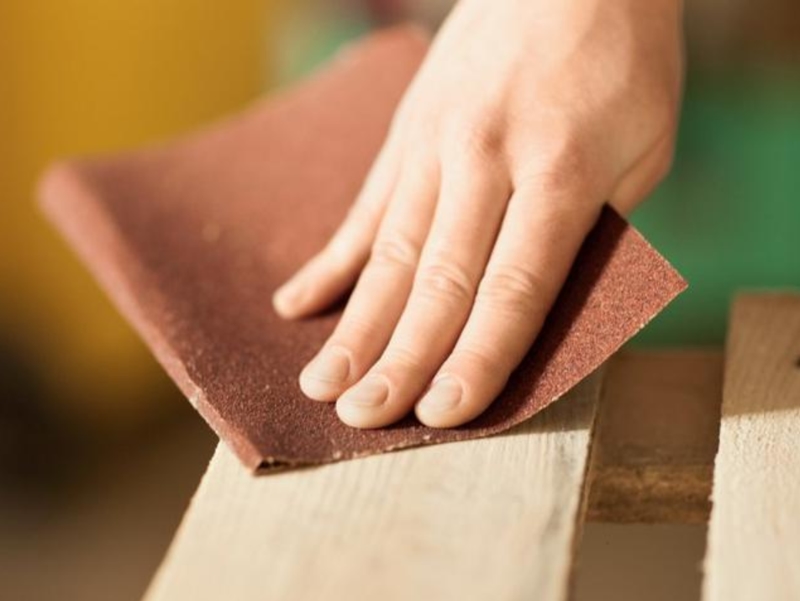 Chà nhám bề mặt gỗ