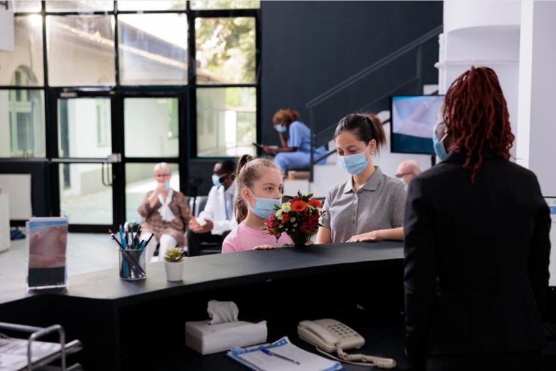 Nhân viên văn phòng trực tại quầy lễ tân