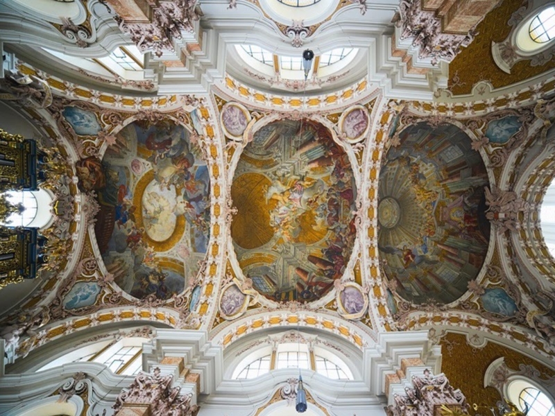 Sử dụng hoa văn và màu sắc phong phú