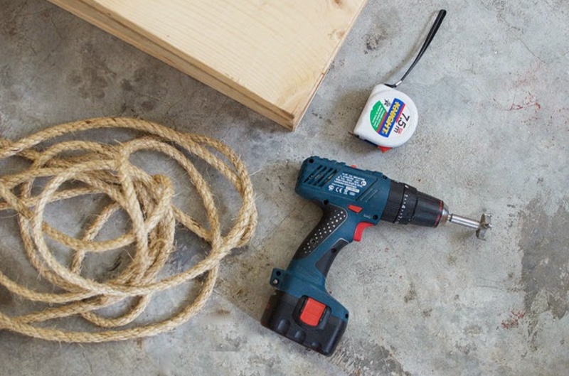 Chuẩn bị vật liệu để lắp đặt kệ gỗ treo tường
