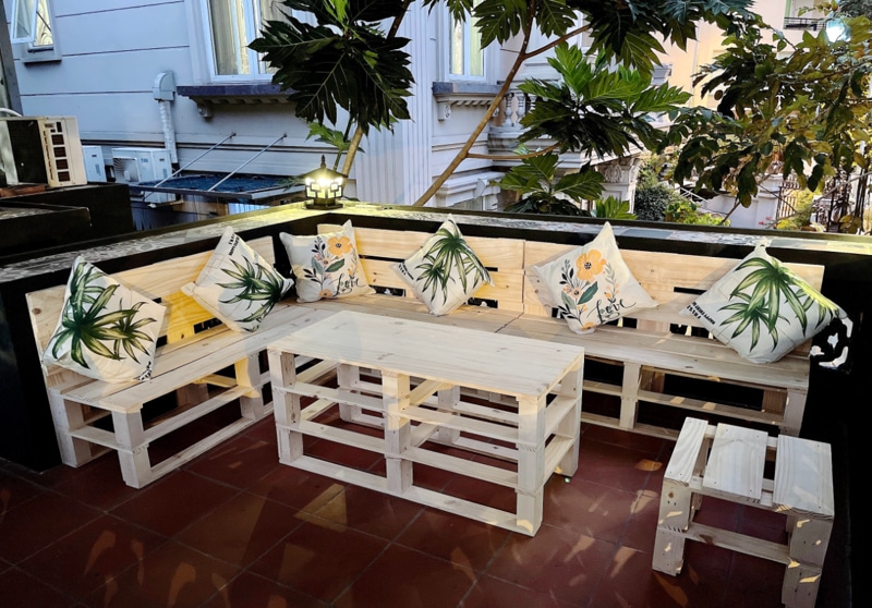 Sử dụng pallet làm bàn ghế