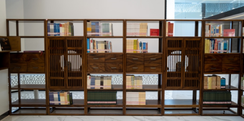 Sắp xếp kệ sách cân đối vừa tầm với